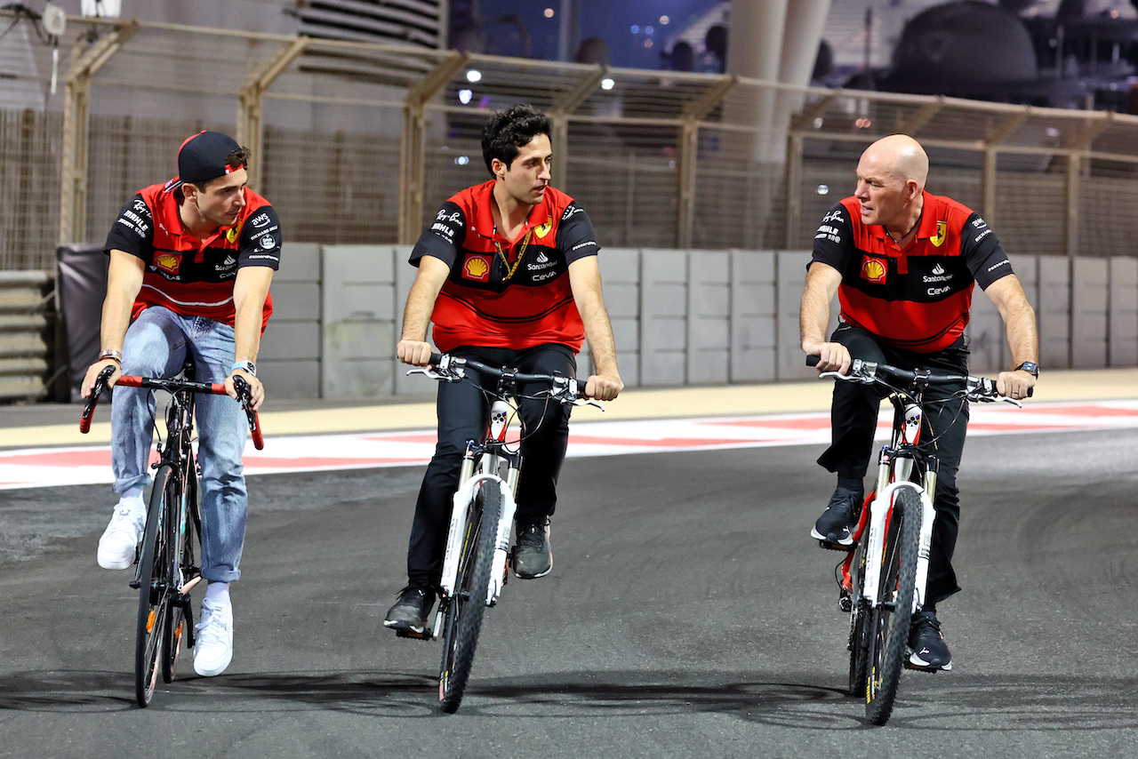 GP ABU DHABI, Charles Leclerc (MON) Ferrari rides the circuit with the team.
17.11.2022. Formula 1 World Championship, Rd 22, Abu Dhabi Grand Prix, Yas Marina Circuit, Abu Dhabi, Preparation Day.
- www.xpbimages.com, EMail: requests@xpbimages.com © Copyright: Moy / XPB Images