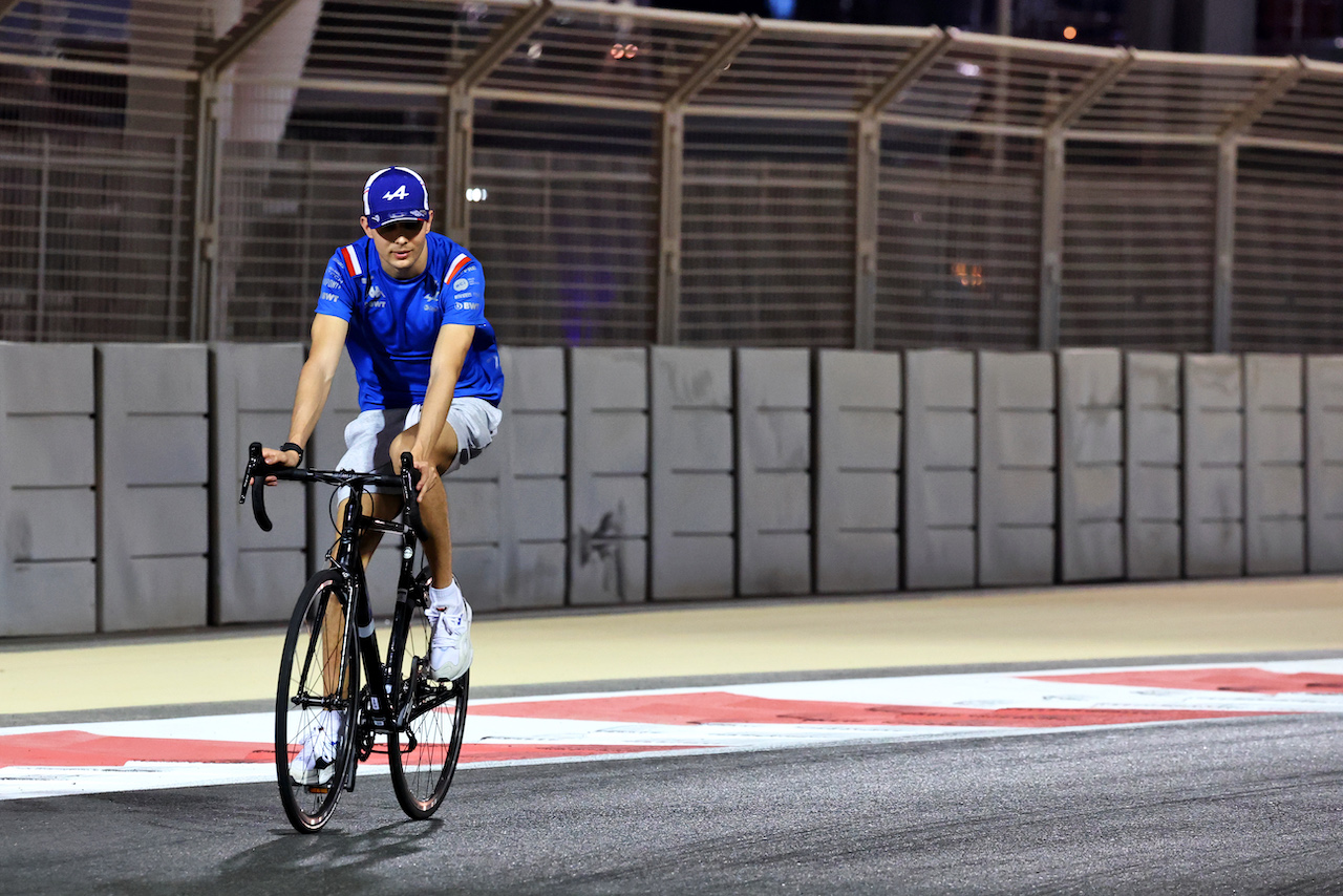 GP ABU DHABI, Esteban Ocon (FRA) Alpine F1 Team rides the circuit.
17.11.2022. Formula 1 World Championship, Rd 22, Abu Dhabi Grand Prix, Yas Marina Circuit, Abu Dhabi, Preparation Day.
- www.xpbimages.com, EMail: requests@xpbimages.com © Copyright: Moy / XPB Images