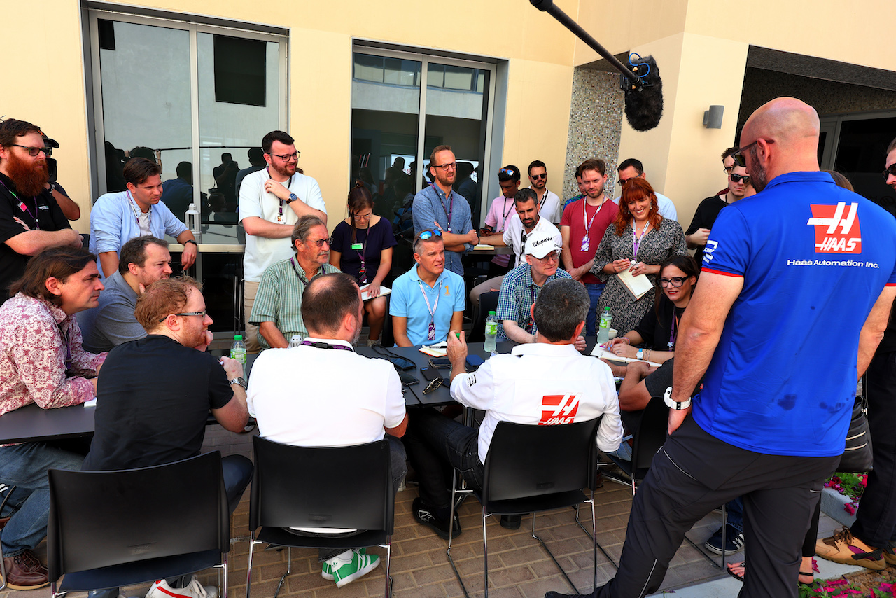 GP ABU DHABI, Guenther Steiner (ITA) Haas F1 Team Prinicipal with the media.
17.11.2022. Formula 1 World Championship, Rd 22, Abu Dhabi Grand Prix, Yas Marina Circuit, Abu Dhabi, Preparation Day.
- www.xpbimages.com, EMail: requests@xpbimages.com © Copyright: Moy / XPB Images