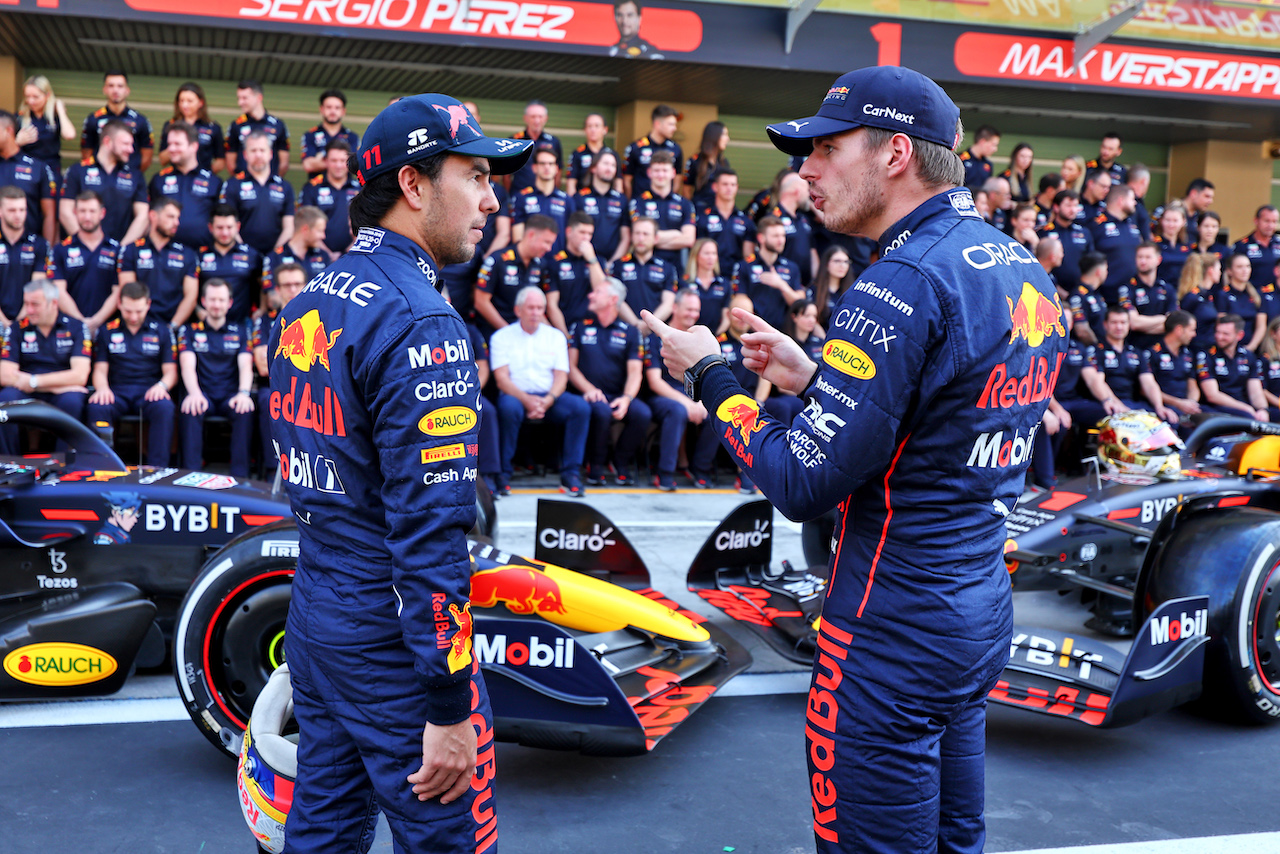 GP ABU DHABI, (L to R): Sergio Perez (MEX) Red Bull Racing e Max Verstappen (NLD) Red Bull Racing at a team photograph.
17.11.2022. Formula 1 World Championship, Rd 22, Abu Dhabi Grand Prix, Yas Marina Circuit, Abu Dhabi, Preparation Day.
- www.xpbimages.com, EMail: requests@xpbimages.com © Copyright: Moy / XPB Images