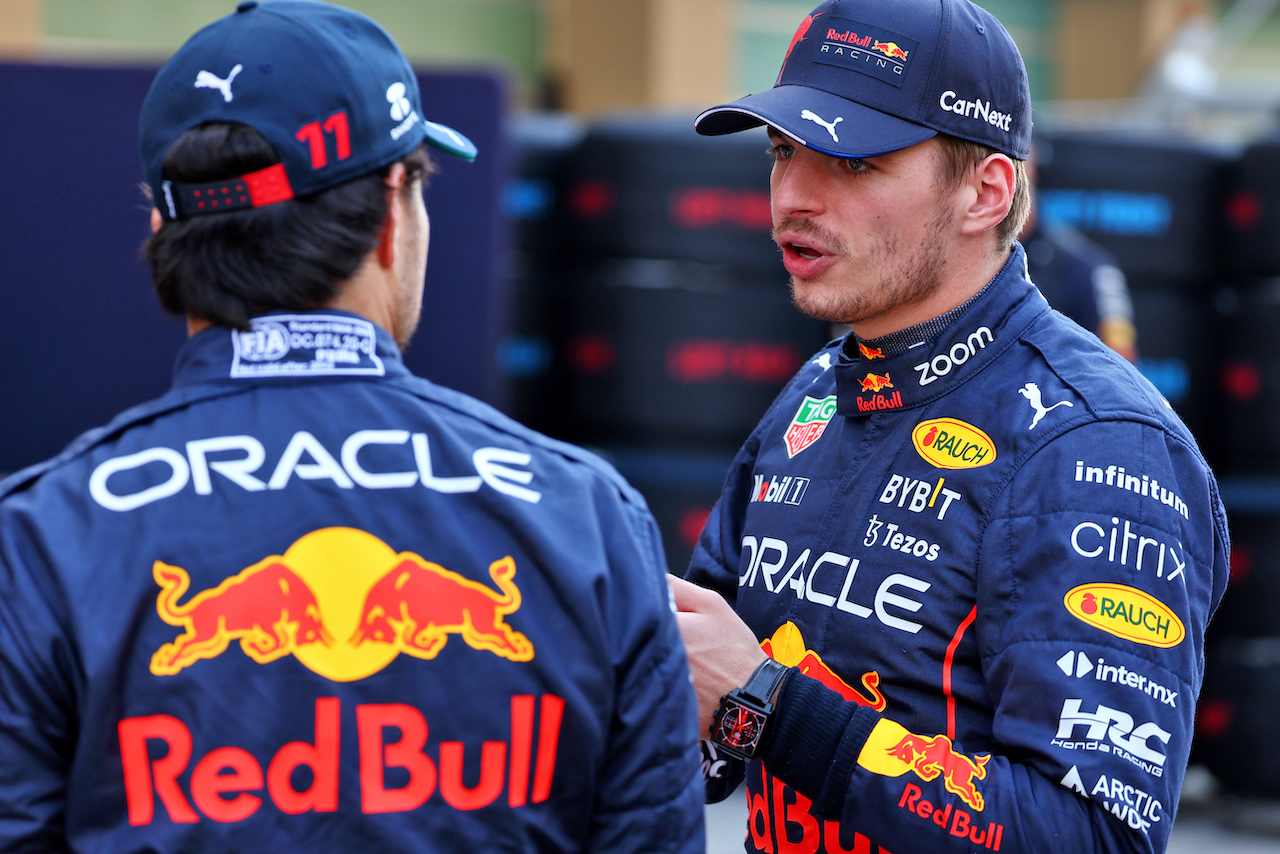 GP ABU DHABI, (L to R): Sergio Perez (MEX) Red Bull Racing with Max Verstappen (NLD) Red Bull Racing at a team photograph.
17.11.2022. Formula 1 World Championship, Rd 22, Abu Dhabi Grand Prix, Yas Marina Circuit, Abu Dhabi, Preparation Day.
- www.xpbimages.com, EMail: requests@xpbimages.com © Copyright: Moy / XPB Images