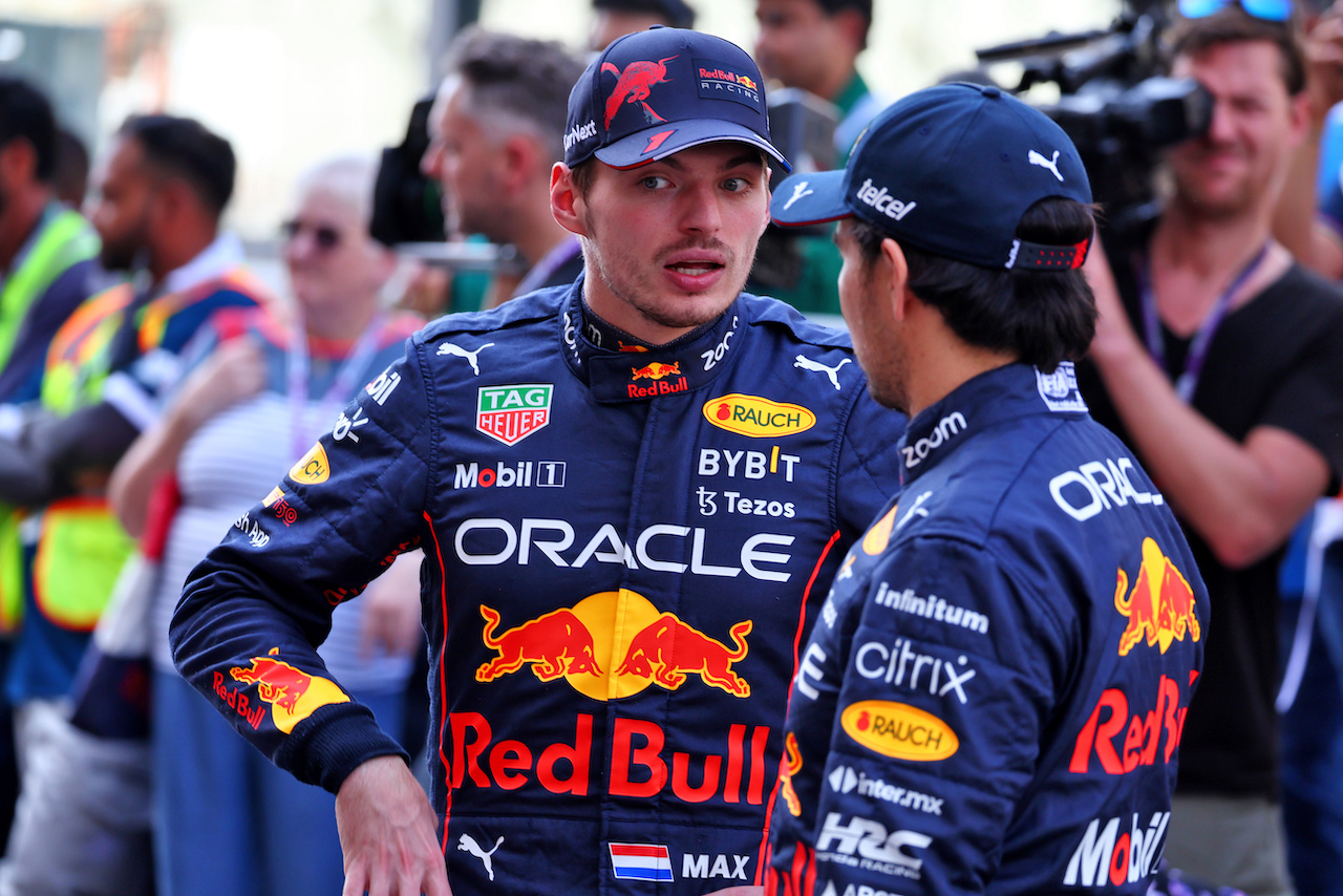 GP ABU DHABI, (L to R): Max Verstappen (NLD) Red Bull Racing with Sergio Perez (MEX) Red Bull Racing.
17.11.2022. Formula 1 World Championship, Rd 22, Abu Dhabi Grand Prix, Yas Marina Circuit, Abu Dhabi, Preparation Day.
- www.xpbimages.com, EMail: requests@xpbimages.com © Copyright: Moy / XPB Images
