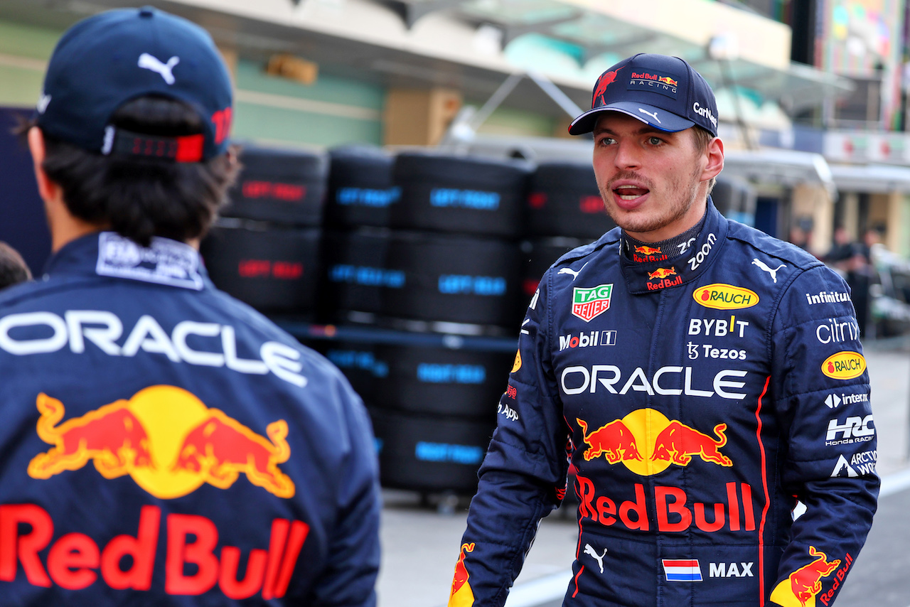GP ABU DHABI, (L to R): Sergio Perez (MEX) Red Bull Racing with Max Verstappen (NLD) Red Bull Racing.
17.11.2022. Formula 1 World Championship, Rd 22, Abu Dhabi Grand Prix, Yas Marina Circuit, Abu Dhabi, Preparation Day.
- www.xpbimages.com, EMail: requests@xpbimages.com © Copyright: Moy / XPB Images