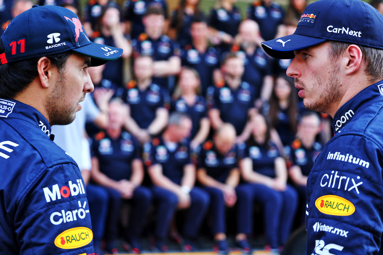 GP ABU DHABI, (L to R): Sergio Perez (MEX) Red Bull Racing with Max Verstappen (NLD) Red Bull Racing at a team photograph.
17.11.2022. Formula 1 World Championship, Rd 22, Abu Dhabi Grand Prix, Yas Marina Circuit, Abu Dhabi, Preparation Day.
- www.xpbimages.com, EMail: requests@xpbimages.com © Copyright: Moy / XPB Images