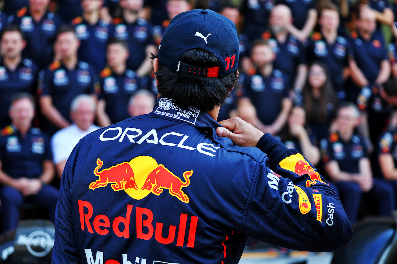 GP ABU DHABI, Sergio Perez (MEX) Red Bull Racing at a team photograph.
17.11.2022. Formula 1 World Championship, Rd 22, Abu Dhabi Grand Prix, Yas Marina Circuit, Abu Dhabi, Preparation Day.
- www.xpbimages.com, EMail: requests@xpbimages.com © Copyright: Moy / XPB Images
