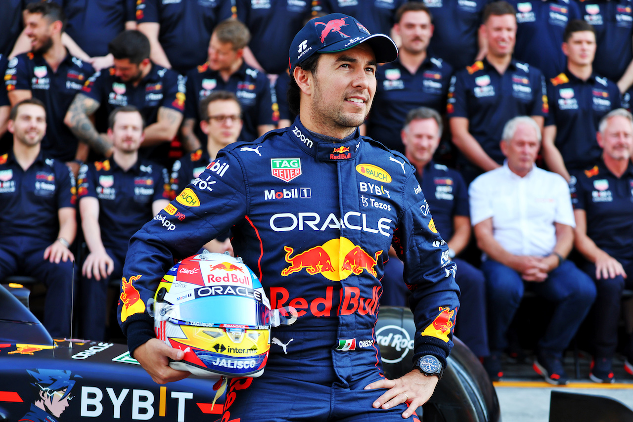 GP ABU DHABI, Sergio Perez (MEX) Red Bull Racing at a team photograph.
17.11.2022. Formula 1 World Championship, Rd 22, Abu Dhabi Grand Prix, Yas Marina Circuit, Abu Dhabi, Preparation Day.
- www.xpbimages.com, EMail: requests@xpbimages.com © Copyright: Moy / XPB Images