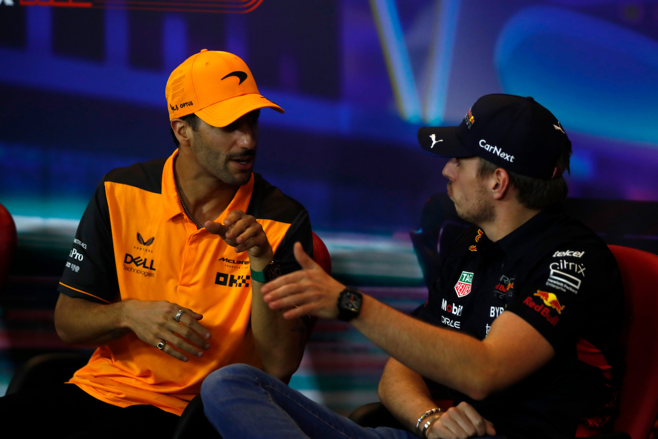GP ABU DHABI, (L to R): Daniel Ricciardo (AUS) McLaren with Max Verstappen (NLD) Red Bull Racing, in the FIA Press Conference.
17.11.2022. Formula 1 World Championship, Rd 22, Abu Dhabi Grand Prix, Yas Marina Circuit, Abu Dhabi, Preparation Day.
- www.xpbimages.com, EMail: requests@xpbimages.com © Copyright: XPB Images