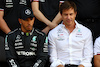 GP ABU DHABI, (L to R): Lewis Hamilton (GBR) Mercedes AMG F1 with Toto Wolff (GER) Mercedes AMG F1 Shareholder e Executive Director at a team photograph.
17.11.2022. Formula 1 World Championship, Rd 22, Abu Dhabi Grand Prix, Yas Marina Circuit, Abu Dhabi, Preparation Day.
- www.xpbimages.com, EMail: requests@xpbimages.com © Copyright: Batchelor / XPB Images