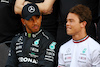 GP ABU DHABI, (L to R): Lewis Hamilton (GBR) Mercedes AMG F1 with Nyck de Vries (NLD) McLaren Reserve Driver at a team photograph.
17.11.2022. Formula 1 World Championship, Rd 22, Abu Dhabi Grand Prix, Yas Marina Circuit, Abu Dhabi, Preparation Day.
 - www.xpbimages.com, EMail: requests@xpbimages.com © Copyright: Coates / XPB Images