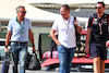 GP ABU DHABI, (L to R): Raymond Vermeulen (NLD) Driver Manager with Jos Verstappen (NLD) e Bradley Scanes (GBR) Red Bull Racing Physio e Performance Coach.
17.11.2022. Formula 1 World Championship, Rd 22, Abu Dhabi Grand Prix, Yas Marina Circuit, Abu Dhabi, Preparation Day.
 - www.xpbimages.com, EMail: requests@xpbimages.com © Copyright: Coates / XPB Images