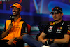 GP ABU DHABI, (L to R): Daniel Ricciardo (AUS) McLaren with Max Verstappen (NLD) Red Bull Racing, in the FIA Press Conference.
17.11.2022. Formula 1 World Championship, Rd 22, Abu Dhabi Grand Prix, Yas Marina Circuit, Abu Dhabi, Preparation Day.
- www.xpbimages.com, EMail: requests@xpbimages.com © Copyright: XPB Images