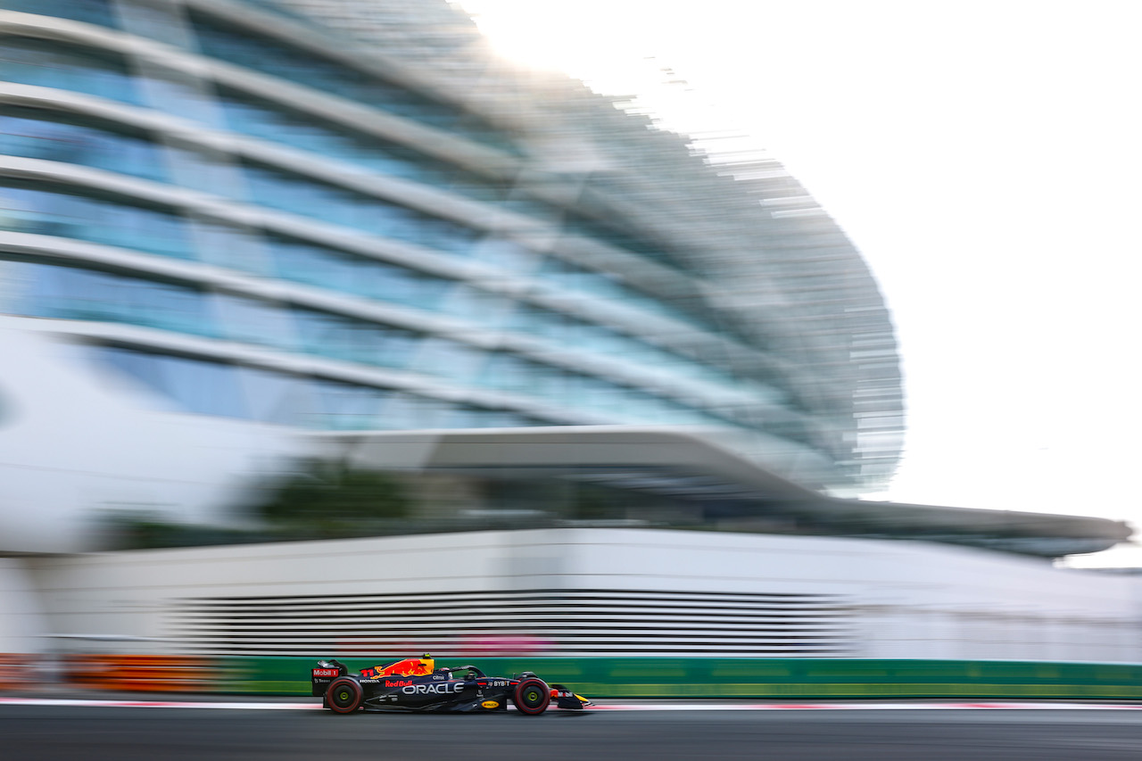 GP ABU DHABI, Sergio Perez (MEX), Red Bull Racing 
19.11.2022. Formula 1 World Championship, Rd 22, Abu Dhabi Grand Prix, Yas Marina Circuit, Abu Dhabi, Qualifiche Day.
- www.xpbimages.com, EMail: requests@xpbimages.com © Copyright: Charniaux / XPB Images