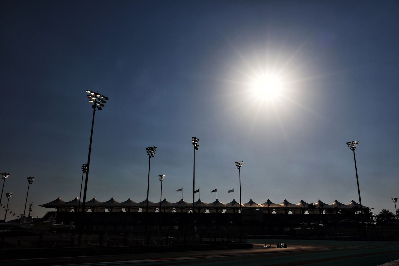 GP ABU DHABI, Low light action.
19.11.2022. Formula 1 World Championship, Rd 22, Abu Dhabi Grand Prix, Yas Marina Circuit, Abu Dhabi, Qualifiche Day.
- www.xpbimages.com, EMail: requests@xpbimages.com © Copyright: Moy / XPB Images
