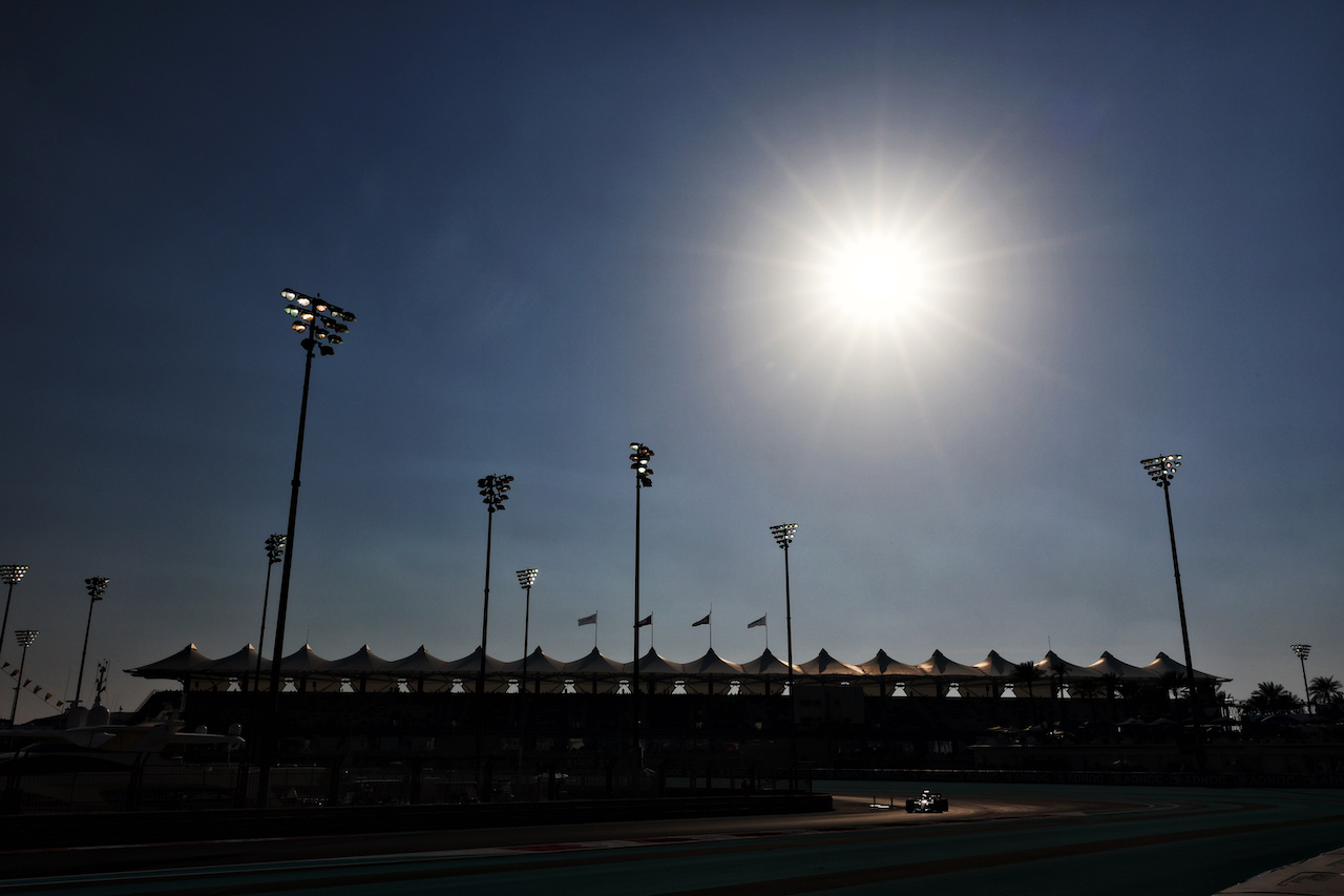 GP ABU DHABI, Low light action.
19.11.2022. Formula 1 World Championship, Rd 22, Abu Dhabi Grand Prix, Yas Marina Circuit, Abu Dhabi, Qualifiche Day.
- www.xpbimages.com, EMail: requests@xpbimages.com © Copyright: Moy / XPB Images