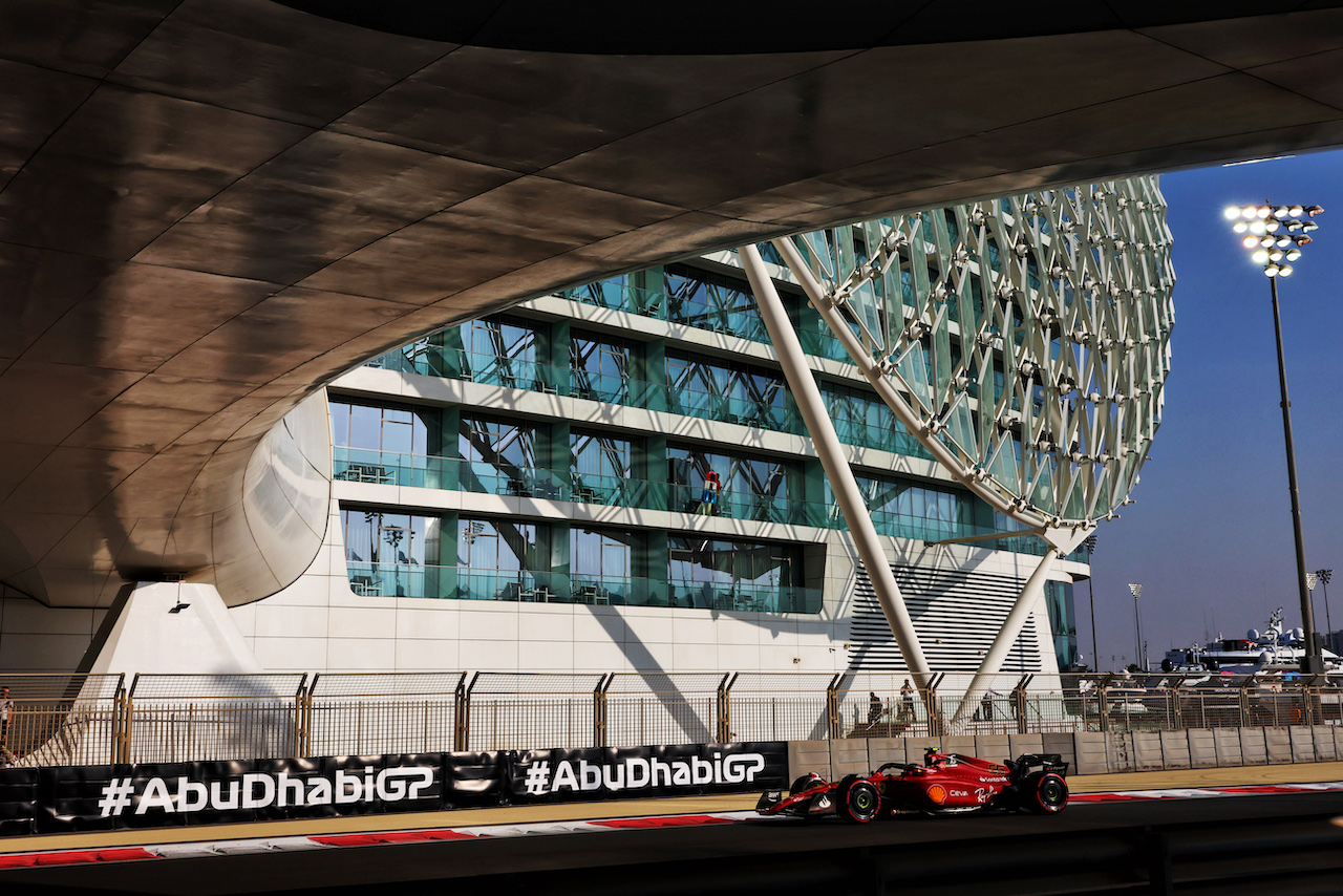 GP ABU DHABI, Carlos Sainz Jr (ESP) Ferrari F1-75.
19.11.2022. Formula 1 World Championship, Rd 22, Abu Dhabi Grand Prix, Yas Marina Circuit, Abu Dhabi, Qualifiche Day.
- www.xpbimages.com, EMail: requests@xpbimages.com © Copyright: Moy / XPB Images