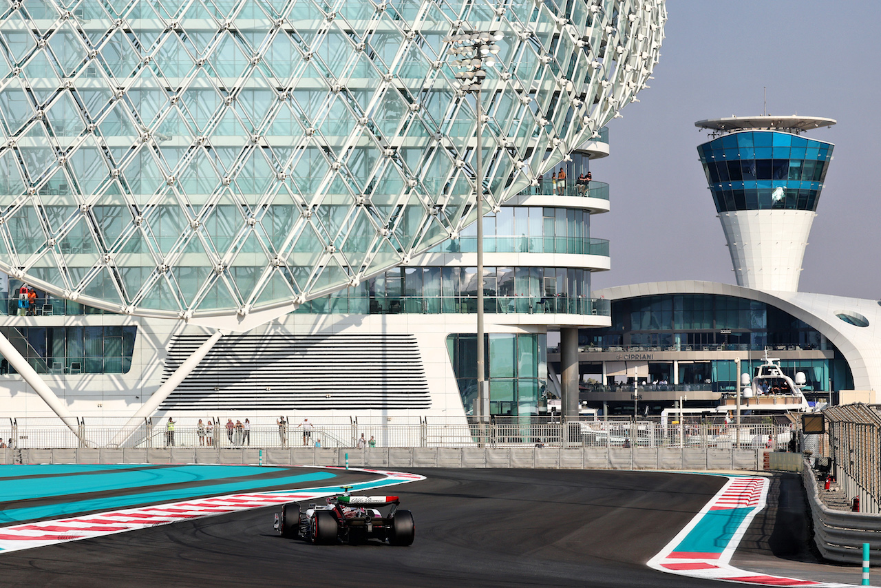 GP ABU DHABI, Guanyu Zhou (CHN) Alfa Romeo F1 Team C42.
19.11.2022. Formula 1 World Championship, Rd 22, Abu Dhabi Grand Prix, Yas Marina Circuit, Abu Dhabi, Qualifiche Day.
- www.xpbimages.com, EMail: requests@xpbimages.com © Copyright: Moy / XPB Images