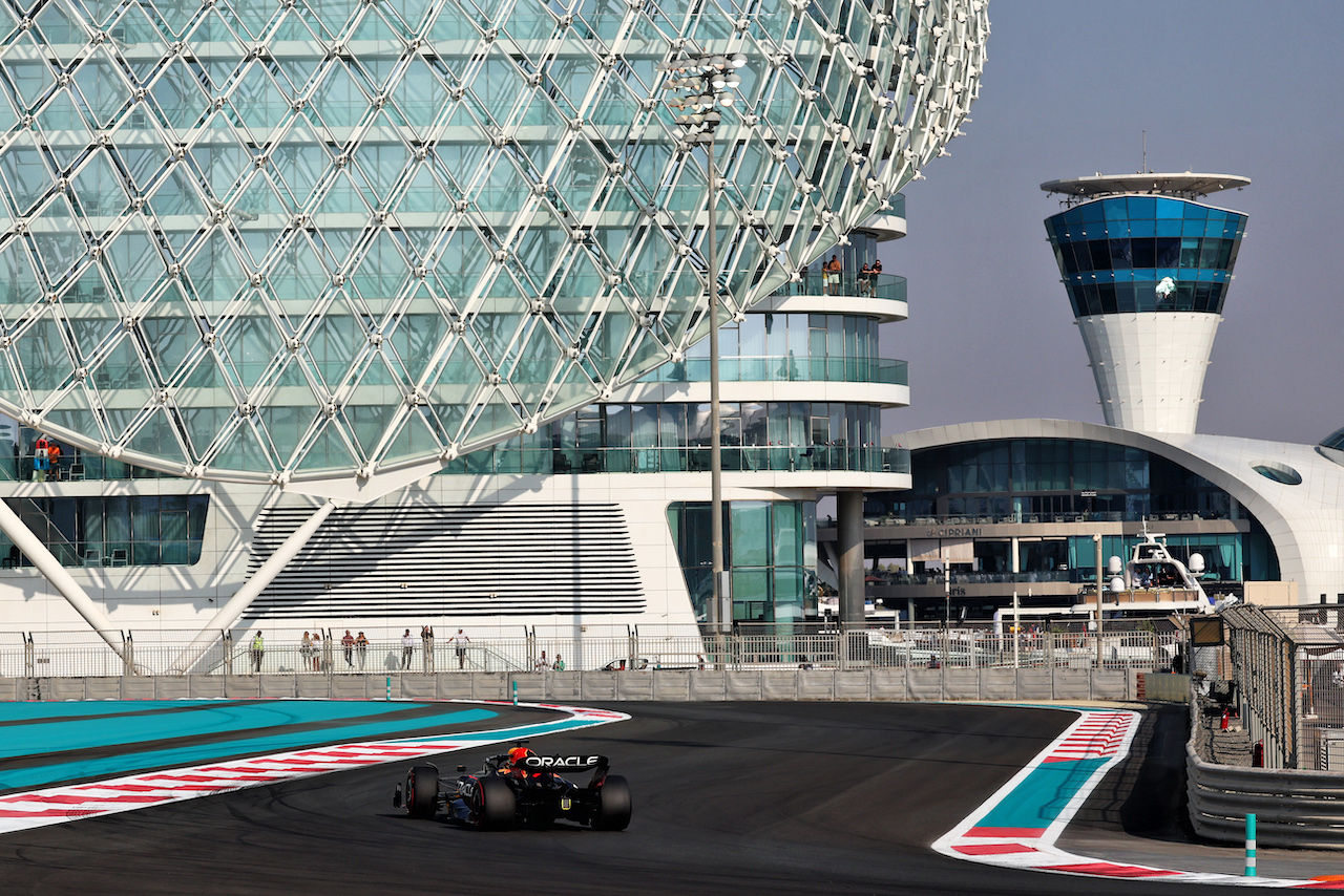 GP ABU DHABI, Max Verstappen (NLD) Red Bull Racing RB18.
19.11.2022. Formula 1 World Championship, Rd 22, Abu Dhabi Grand Prix, Yas Marina Circuit, Abu Dhabi, Qualifiche Day.
- www.xpbimages.com, EMail: requests@xpbimages.com © Copyright: Moy / XPB Images