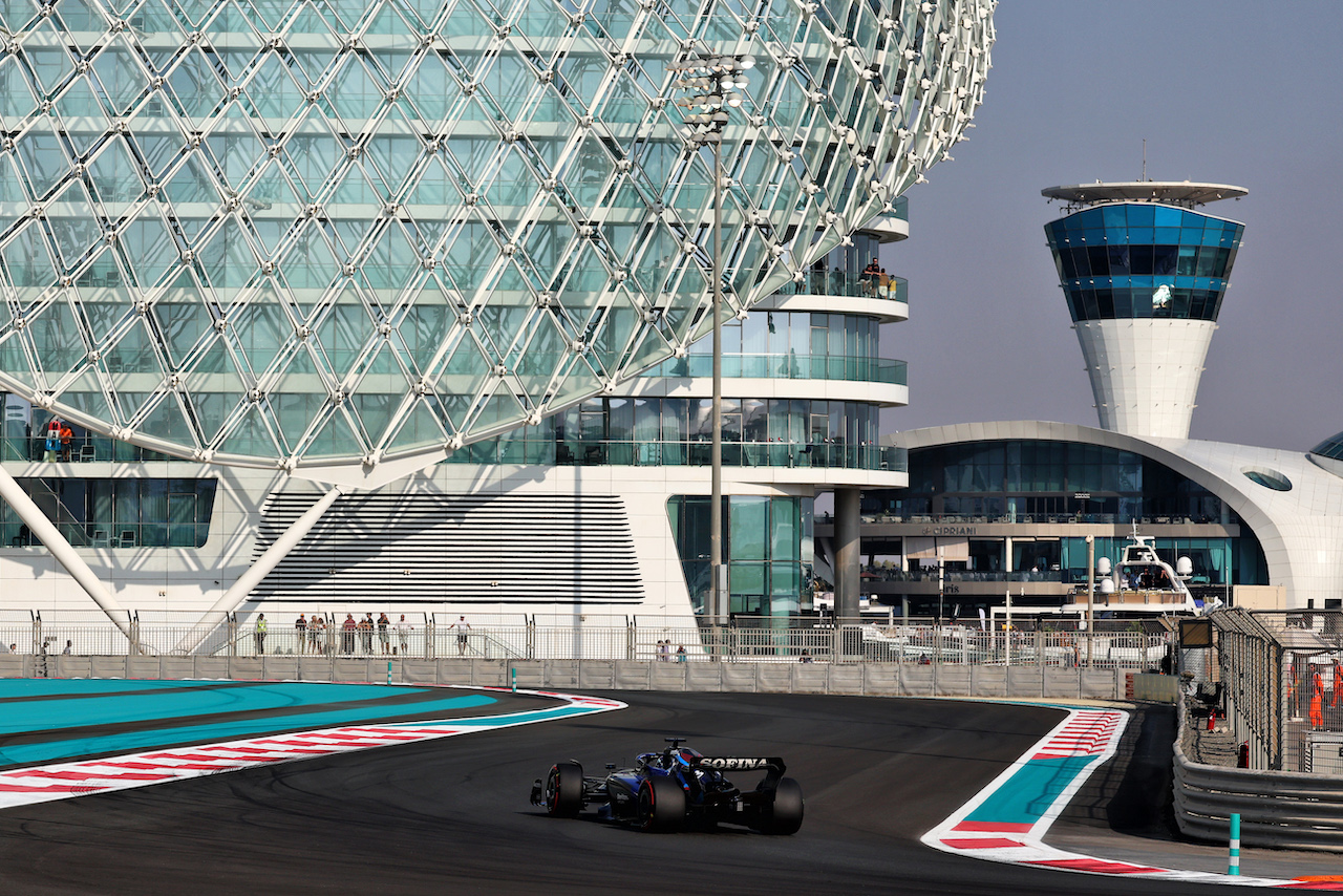 GP ABU DHABI, Alexander Albon (THA) Williams Racing FW44.
19.11.2022. Formula 1 World Championship, Rd 22, Abu Dhabi Grand Prix, Yas Marina Circuit, Abu Dhabi, Qualifiche Day.
- www.xpbimages.com, EMail: requests@xpbimages.com © Copyright: Moy / XPB Images