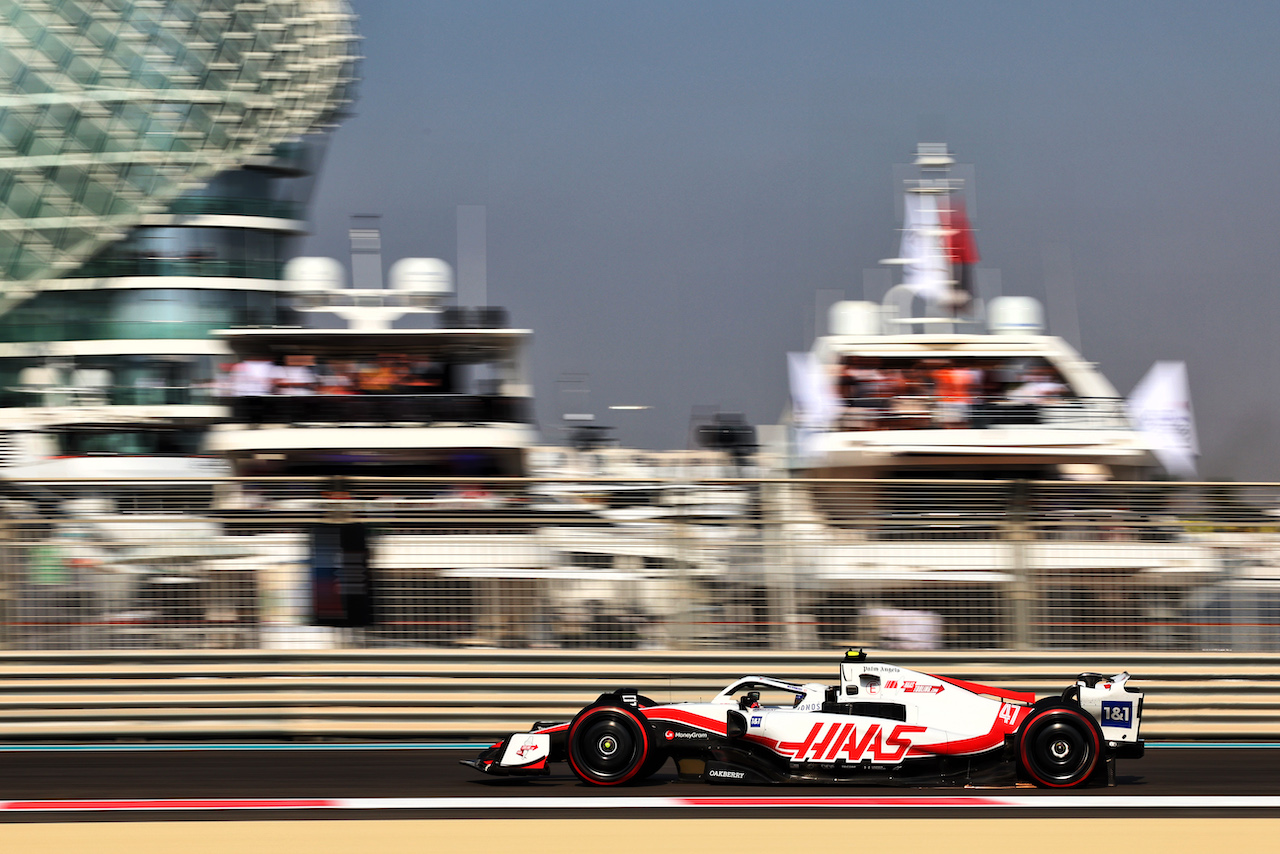 GP ABU DHABI, Mick Schumacher (GER) Haas VF-22.
19.11.2022. Formula 1 World Championship, Rd 22, Abu Dhabi Grand Prix, Yas Marina Circuit, Abu Dhabi, Qualifiche Day.
- www.xpbimages.com, EMail: requests@xpbimages.com © Copyright: Moy / XPB Images