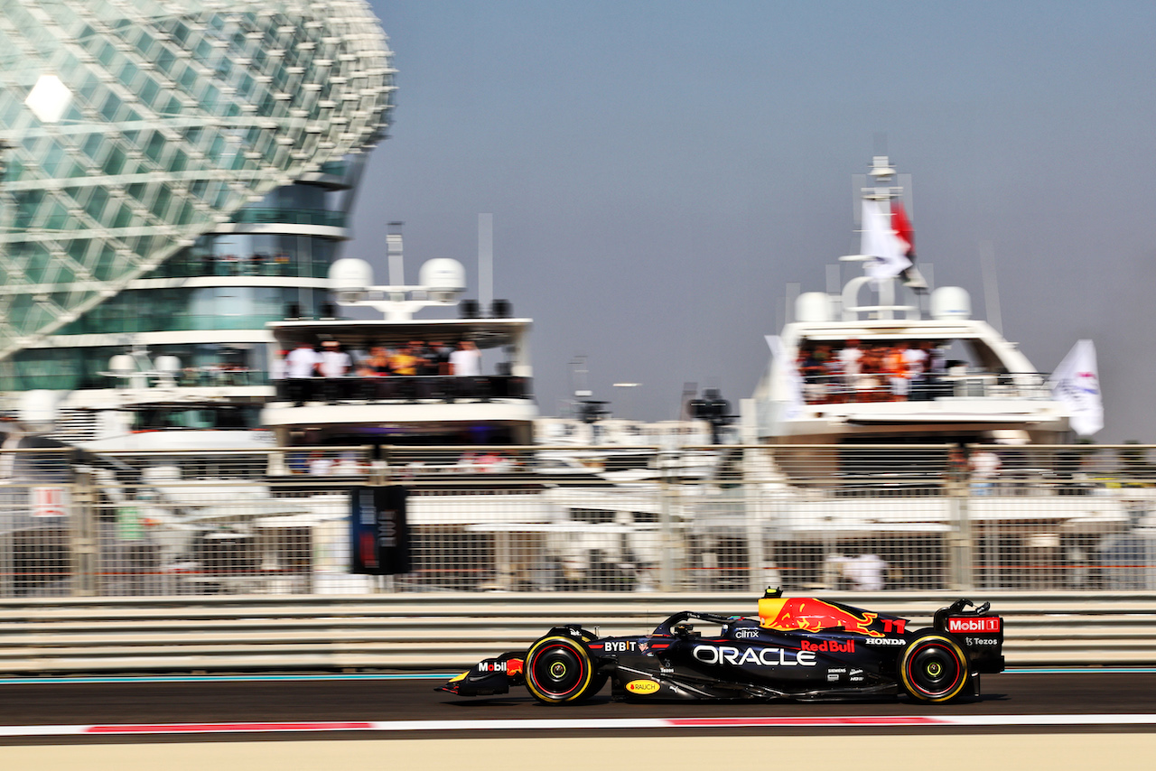 GP ABU DHABI, Sergio Perez (MEX) Red Bull Racing RB18.
19.11.2022. Formula 1 World Championship, Rd 22, Abu Dhabi Grand Prix, Yas Marina Circuit, Abu Dhabi, Qualifiche Day.
- www.xpbimages.com, EMail: requests@xpbimages.com © Copyright: Moy / XPB Images