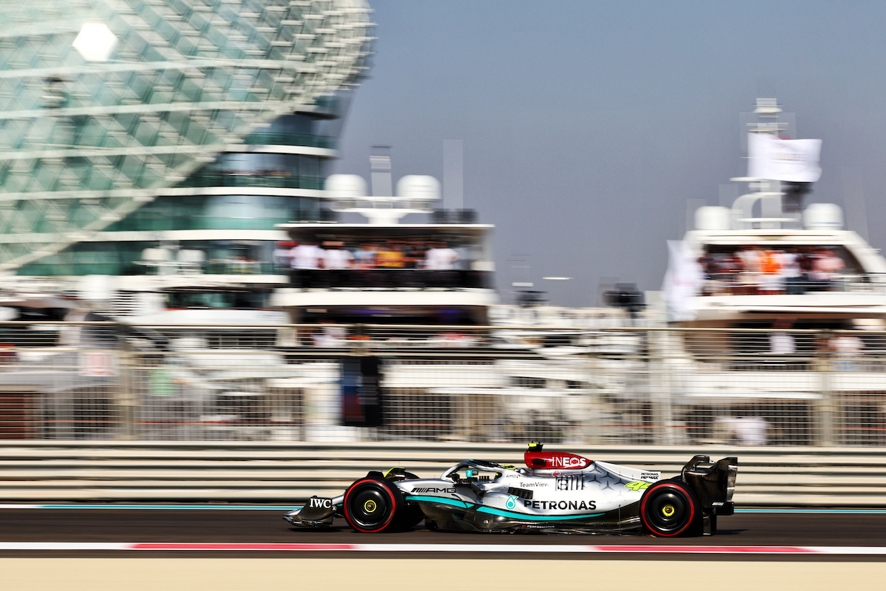 GP ABU DHABI, Lewis Hamilton (GBR) Mercedes AMG F1 W13.
19.11.2022. Formula 1 World Championship, Rd 22, Abu Dhabi Grand Prix, Yas Marina Circuit, Abu Dhabi, Qualifiche Day.
- www.xpbimages.com, EMail: requests@xpbimages.com © Copyright: Moy / XPB Images