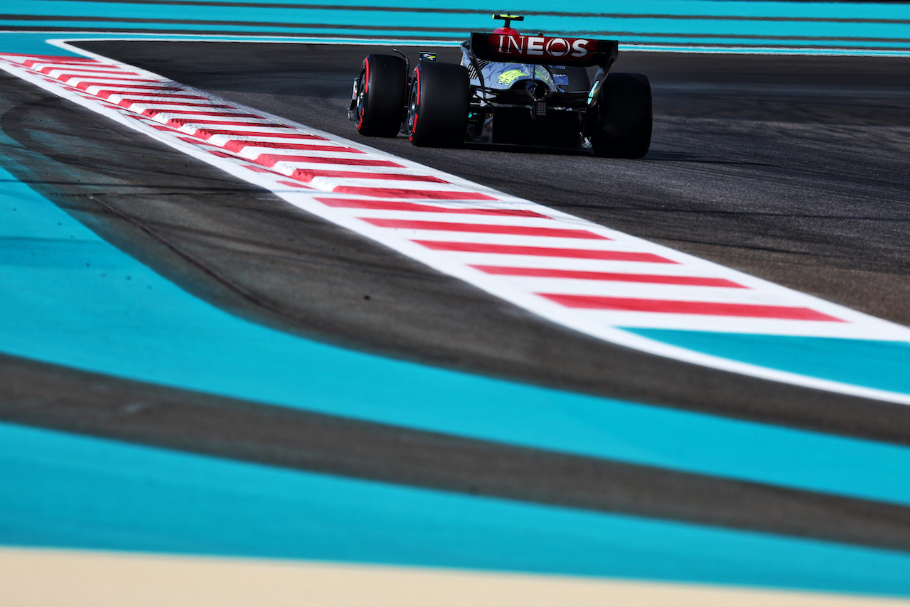 GP ABU DHABI, Lewis Hamilton (GBR) Mercedes AMG F1 W13.
19.11.2022. Formula 1 World Championship, Rd 22, Abu Dhabi Grand Prix, Yas Marina Circuit, Abu Dhabi, Qualifiche Day.
- www.xpbimages.com, EMail: requests@xpbimages.com © Copyright: Moy / XPB Images