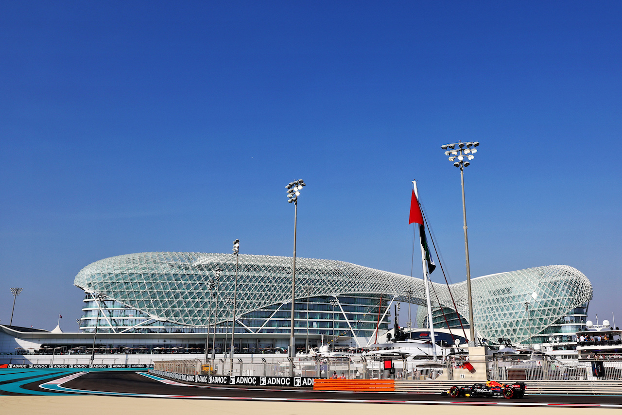 GP ABU DHABI, Max Verstappen (NLD) Red Bull Racing RB18.
19.11.2022. Formula 1 World Championship, Rd 22, Abu Dhabi Grand Prix, Yas Marina Circuit, Abu Dhabi, Qualifiche Day.
- www.xpbimages.com, EMail: requests@xpbimages.com © Copyright: Moy / XPB Images