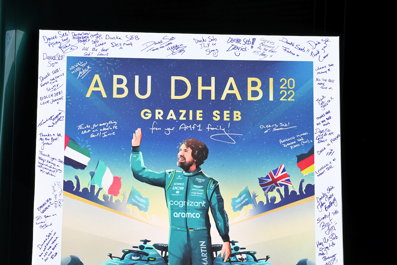 GP ABU DHABI, A signed leaving card for Sebastian Vettel (GER) Aston Martin F1 Team.
19.11.2022. Formula 1 World Championship, Rd 22, Abu Dhabi Grand Prix, Yas Marina Circuit, Abu Dhabi, Qualifiche Day.
- www.xpbimages.com, EMail: requests@xpbimages.com © Copyright: Moy / XPB Images
