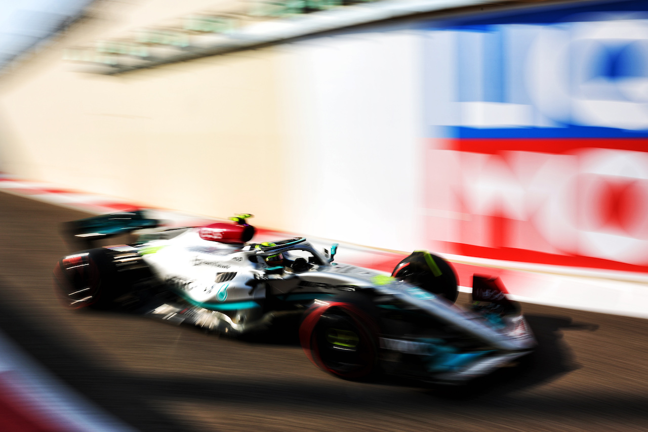 GP ABU DHABI, Lewis Hamilton (GBR) Mercedes AMG F1 W13.
19.11.2022. Formula 1 World Championship, Rd 22, Abu Dhabi Grand Prix, Yas Marina Circuit, Abu Dhabi, Qualifiche Day.
 - www.xpbimages.com, EMail: requests@xpbimages.com © Copyright: Coates / XPB Images