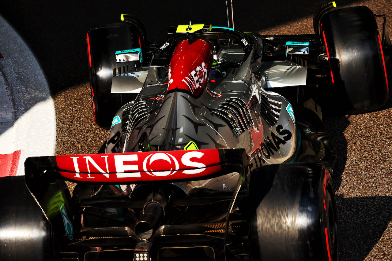 GP ABU DHABI, Lewis Hamilton (GBR) Mercedes AMG F1 W13.
19.11.2022. Formula 1 World Championship, Rd 22, Abu Dhabi Grand Prix, Yas Marina Circuit, Abu Dhabi, Qualifiche Day.
 - www.xpbimages.com, EMail: requests@xpbimages.com © Copyright: Coates / XPB Images