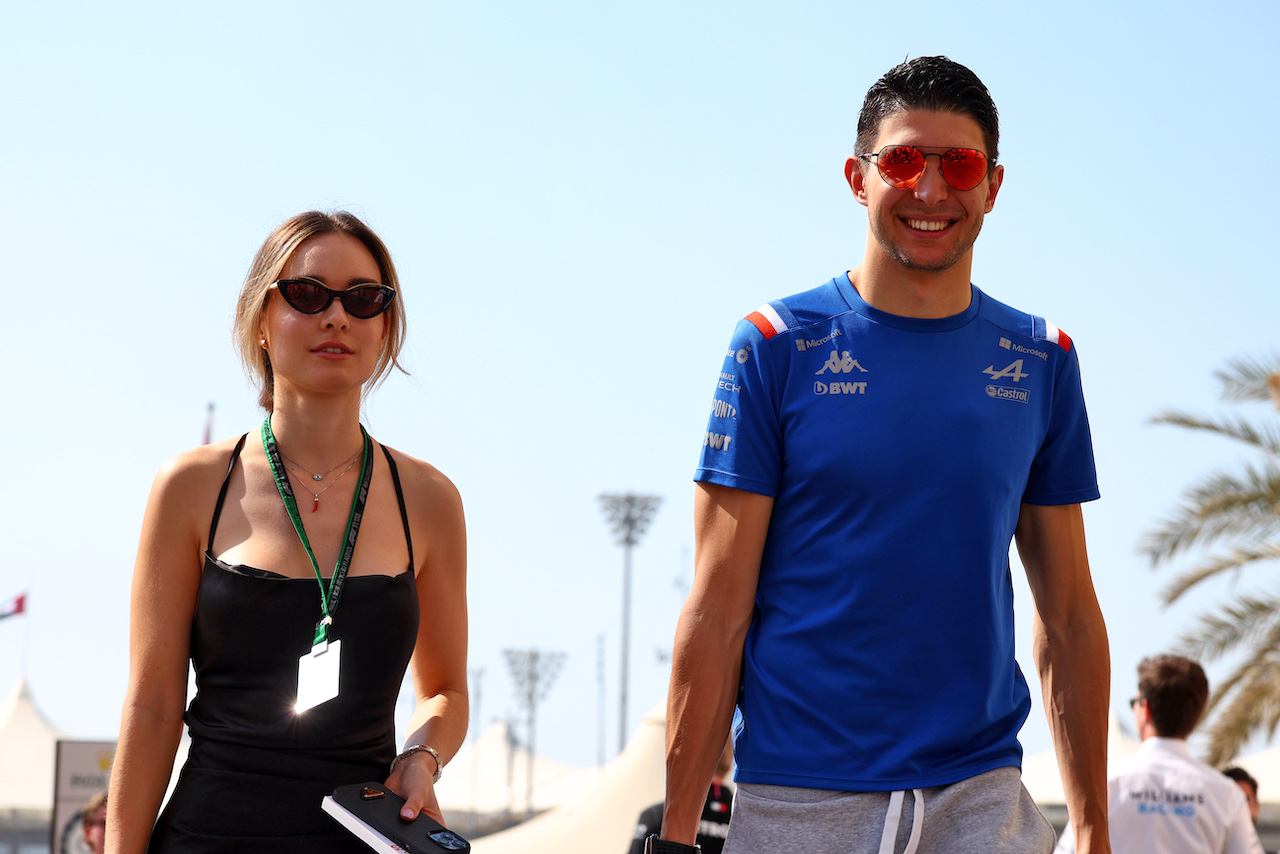 GP ABU DHABI, (L to R): Elena Berri (ITA) with her boyfriend Esteban Ocon (FRA) Alpine F1 Team.
19.11.2022. Formula 1 World Championship, Rd 22, Abu Dhabi Grand Prix, Yas Marina Circuit, Abu Dhabi, Qualifiche Day.
 - www.xpbimages.com, EMail: requests@xpbimages.com © Copyright: Coates / XPB Images