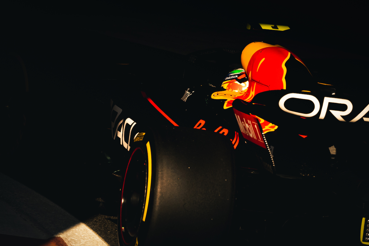 GP ABU DHABI, Sergio Perez (MEX) Red Bull Racing RB18.
19.11.2022. Formula 1 World Championship, Rd 22, Abu Dhabi Grand Prix, Yas Marina Circuit, Abu Dhabi, Qualifiche Day.
- www.xpbimages.com, EMail: requests@xpbimages.com © Copyright: Bearne / XPB Images