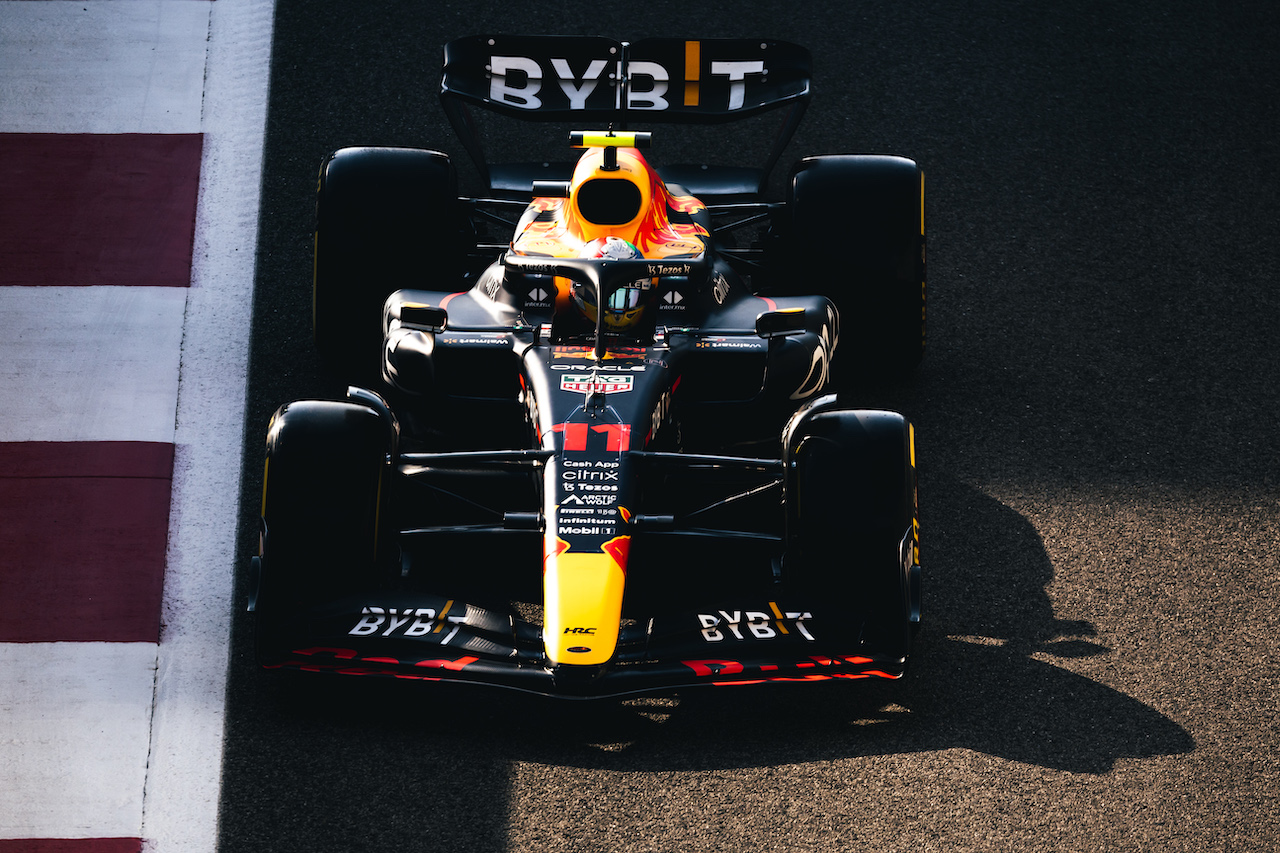 GP ABU DHABI, Sergio Perez (MEX) Red Bull Racing RB18.
19.11.2022. Formula 1 World Championship, Rd 22, Abu Dhabi Grand Prix, Yas Marina Circuit, Abu Dhabi, Qualifiche Day.
- www.xpbimages.com, EMail: requests@xpbimages.com © Copyright: Bearne / XPB Images