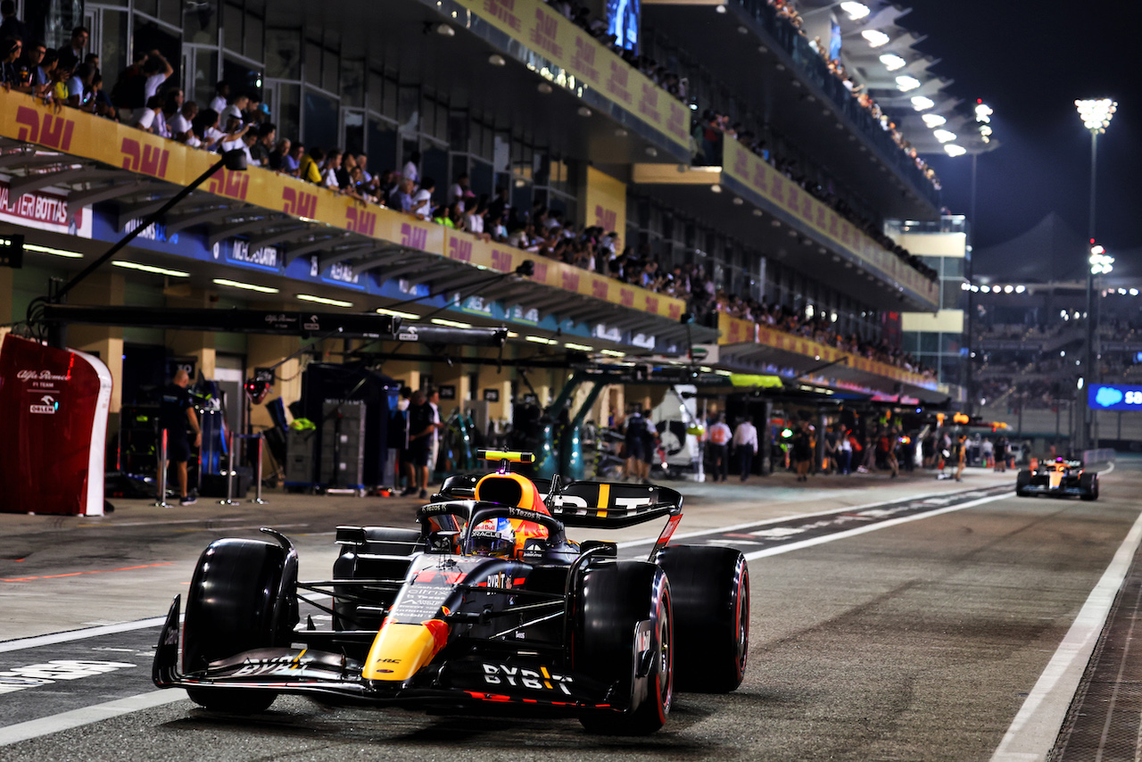GP ABU DHABI, Sergio Perez (MEX) Red Bull Racing RB18.
19.11.2022. Formula 1 World Championship, Rd 22, Abu Dhabi Grand Prix, Yas Marina Circuit, Abu Dhabi, Qualifiche Day.
- www.xpbimages.com, EMail: requests@xpbimages.com © Copyright: Batchelor / XPB Images