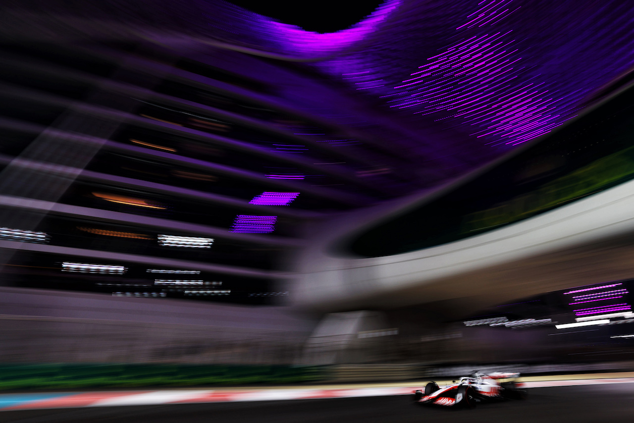 GP ABU DHABI, Kevin Magnussen (DEN) Haas VF-22.
19.11.2022. Formula 1 World Championship, Rd 22, Abu Dhabi Grand Prix, Yas Marina Circuit, Abu Dhabi, Qualifiche Day.
 - www.xpbimages.com, EMail: requests@xpbimages.com © Copyright: Coates / XPB Images