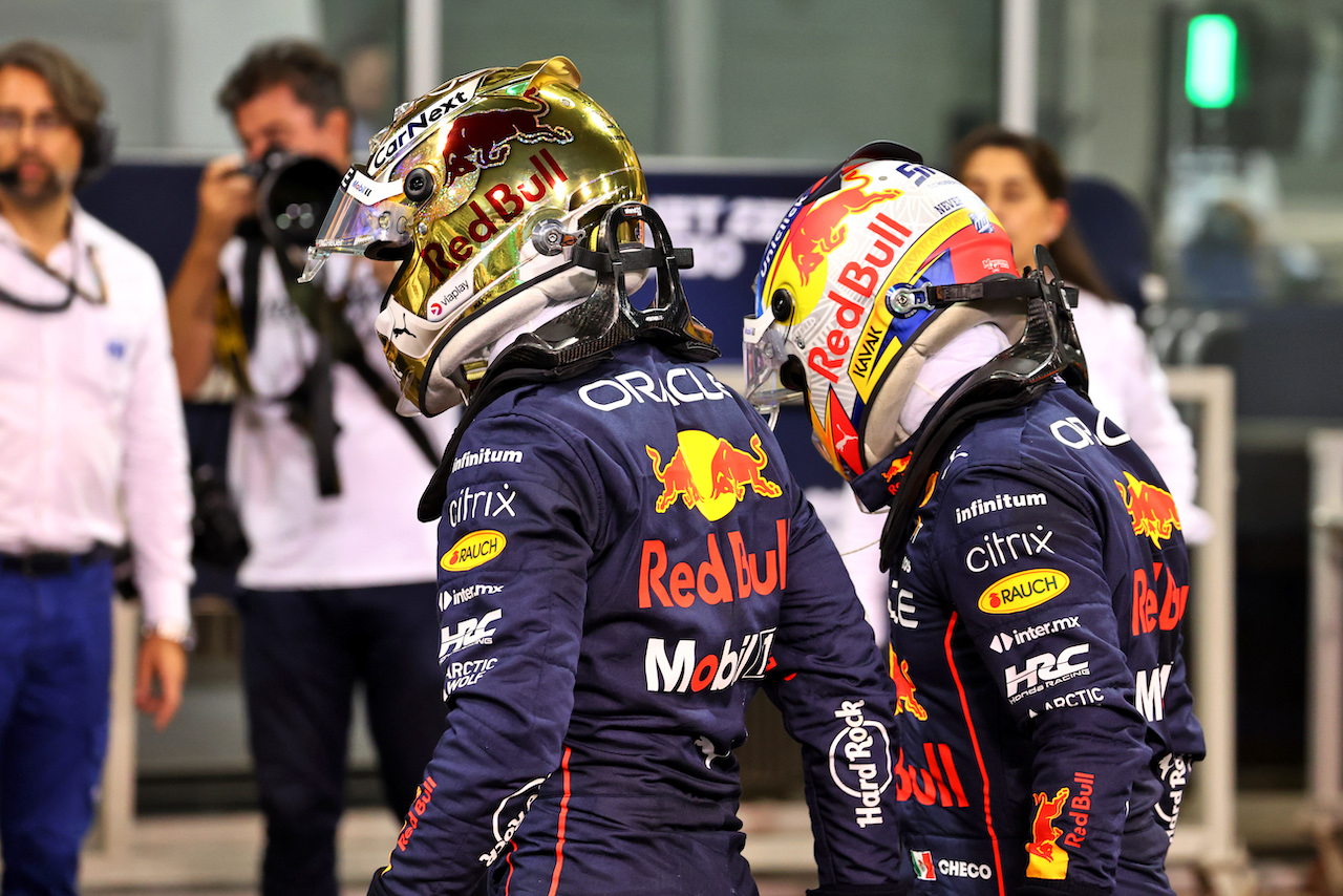 GP ABU DHABI, (L to R): Max Verstappen (NLD) Red Bull Racing e team mate Sergio Perez (MEX) Red Bull Racing in qualifying parc ferme.
19.11.2022. Formula 1 World Championship, Rd 22, Abu Dhabi Grand Prix, Yas Marina Circuit, Abu Dhabi, Qualifiche Day.
- www.xpbimages.com, EMail: requests@xpbimages.com © Copyright: Batchelor / XPB Images