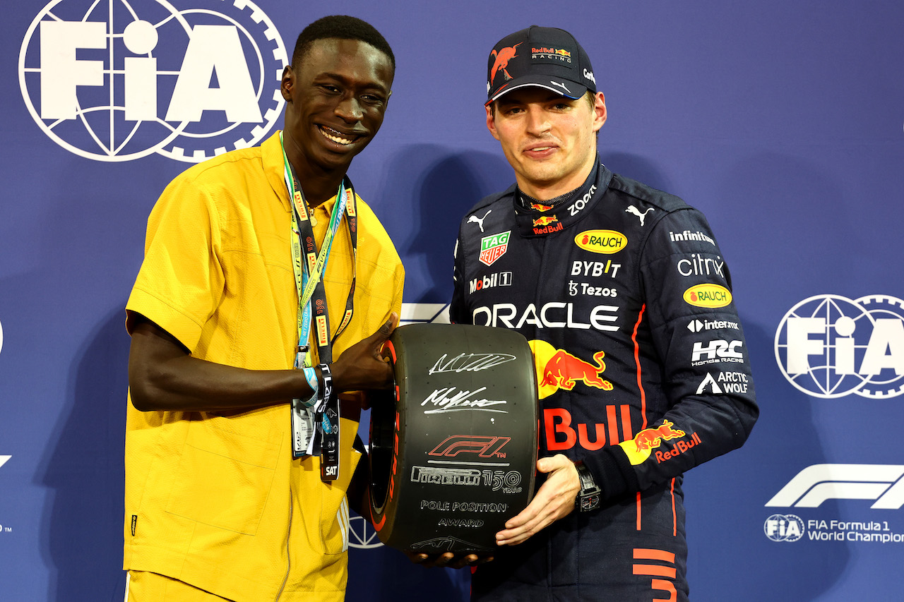 GP ABU DHABI, Khaby Lame with pole position man Max Verstappen (NLD) Red Bull Racing.
19.11.2022. Formula 1 World Championship, Rd 22, Abu Dhabi Grand Prix, Yas Marina Circuit, Abu Dhabi, Qualifiche Day.
- www.xpbimages.com, EMail: requests@xpbimages.com ¬© Copyright: Batchleor / XPB Images