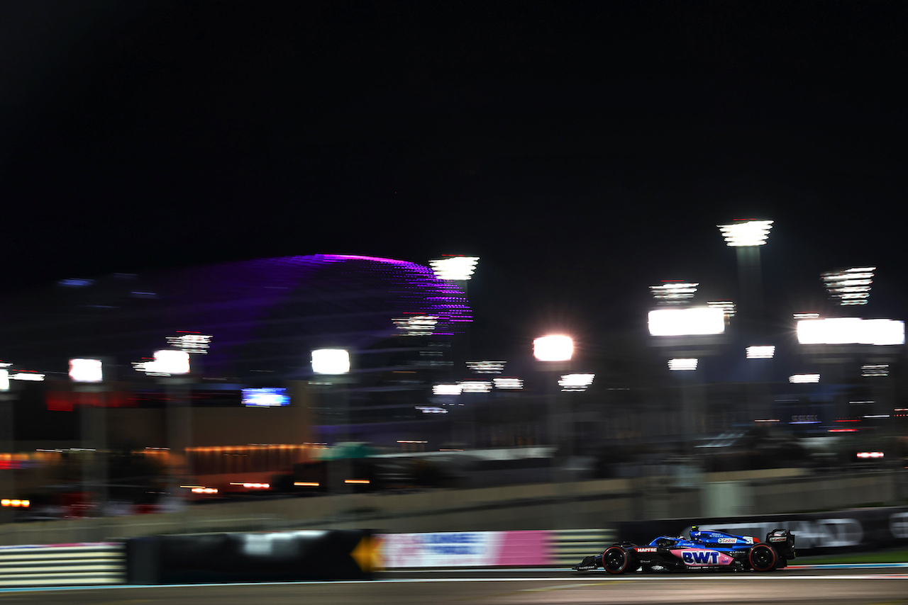 GP ABU DHABI, Esteban Ocon (FRA) Alpine F1 Team A522.
19.11.2022. Formula 1 World Championship, Rd 22, Abu Dhabi Grand Prix, Yas Marina Circuit, Abu Dhabi, Qualifiche Day.
 - www.xpbimages.com, EMail: requests@xpbimages.com © Copyright: Coates / XPB Images