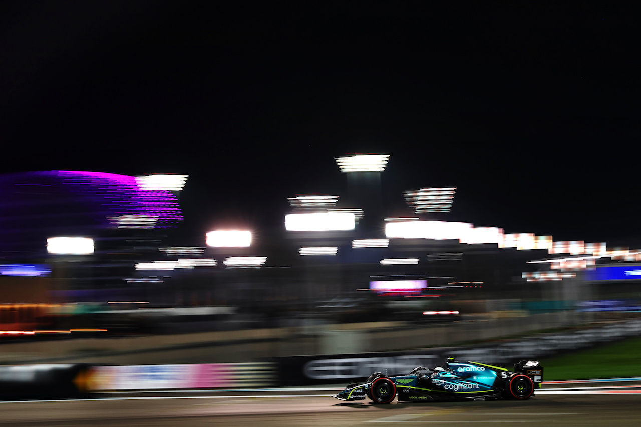 GP ABU DHABI, Sebastian Vettel (GER) Aston Martin F1 Team AMR22.
19.11.2022. Formula 1 World Championship, Rd 22, Abu Dhabi Grand Prix, Yas Marina Circuit, Abu Dhabi, Qualifiche Day.
 - www.xpbimages.com, EMail: requests@xpbimages.com © Copyright: Coates / XPB Images