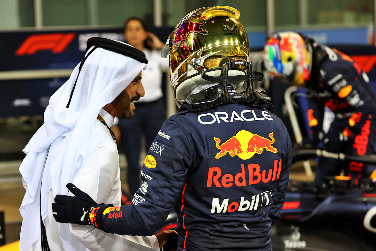 GP ABU DHABI, (L to R): Mohammed Bin Sulayem (UAE) FIA President with pole sitter Max Verstappen (NLD) Red Bull Racing in qualifying parc ferme.
19.11.2022. Formula 1 World Championship, Rd 22, Abu Dhabi Grand Prix, Yas Marina Circuit, Abu Dhabi, Qualifiche Day.
- www.xpbimages.com, EMail: requests@xpbimages.com © Copyright: Batchelor / XPB Images