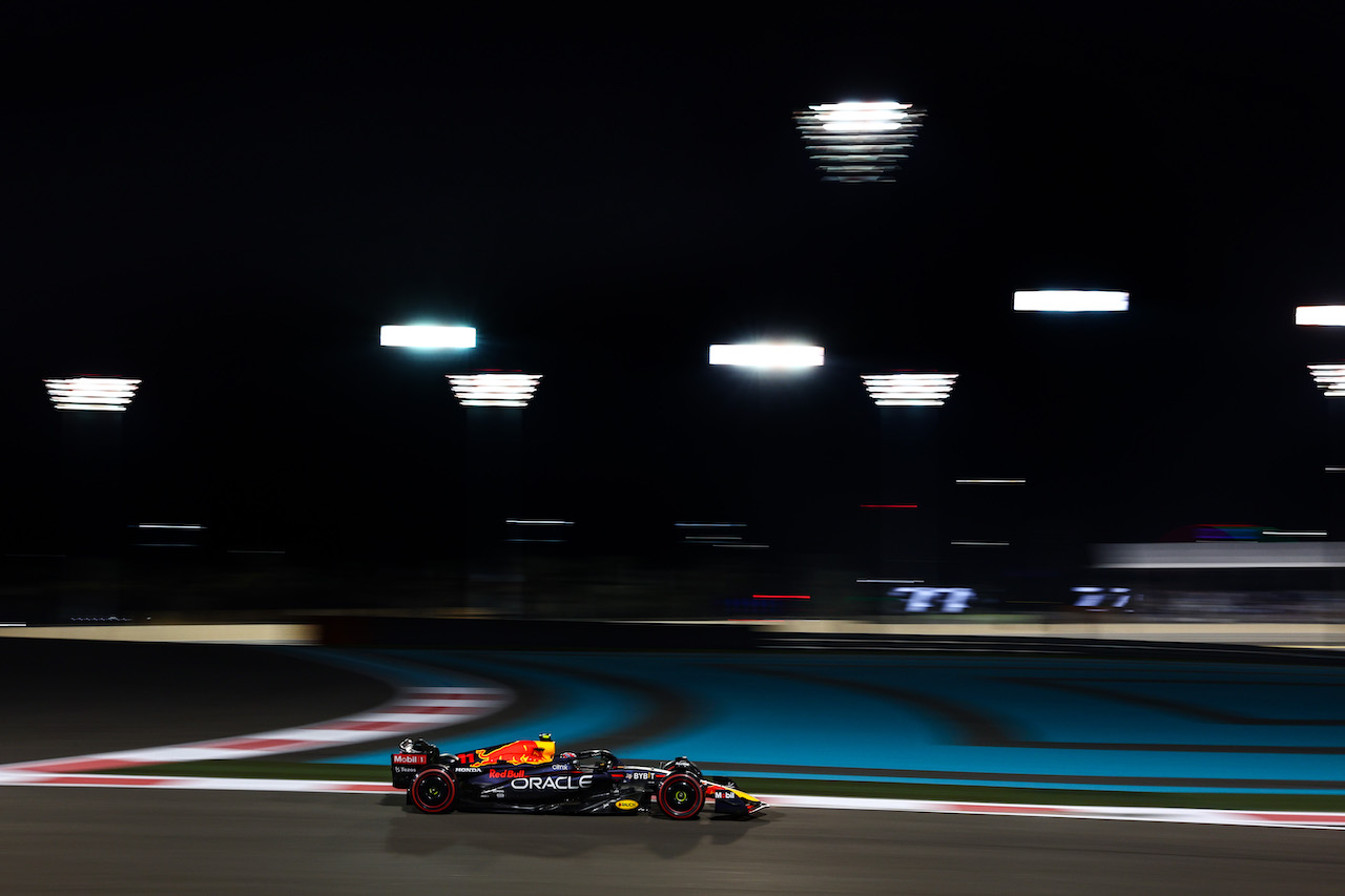 GP ABU DHABI, Sergio Perez (MEX), Red Bull Racing 
19.11.2022. Formula 1 World Championship, Rd 22, Abu Dhabi Grand Prix, Yas Marina Circuit, Abu Dhabi, Qualifiche Day.
- www.xpbimages.com, EMail: requests@xpbimages.com ¬© Copyright: Charniaux / XPB Images