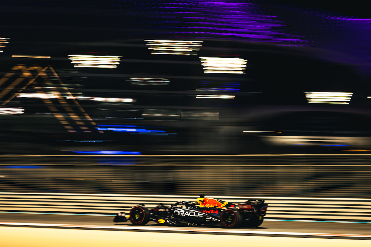 GP ABU DHABI, Max Verstappen (NLD) Red Bull Racing RB18.
19.11.2022. Formula 1 World Championship, Rd 22, Abu Dhabi Grand Prix, Yas Marina Circuit, Abu Dhabi, Qualifiche Day.
- www.xpbimages.com, EMail: requests@xpbimages.com © Copyright: Bearne / XPB Images