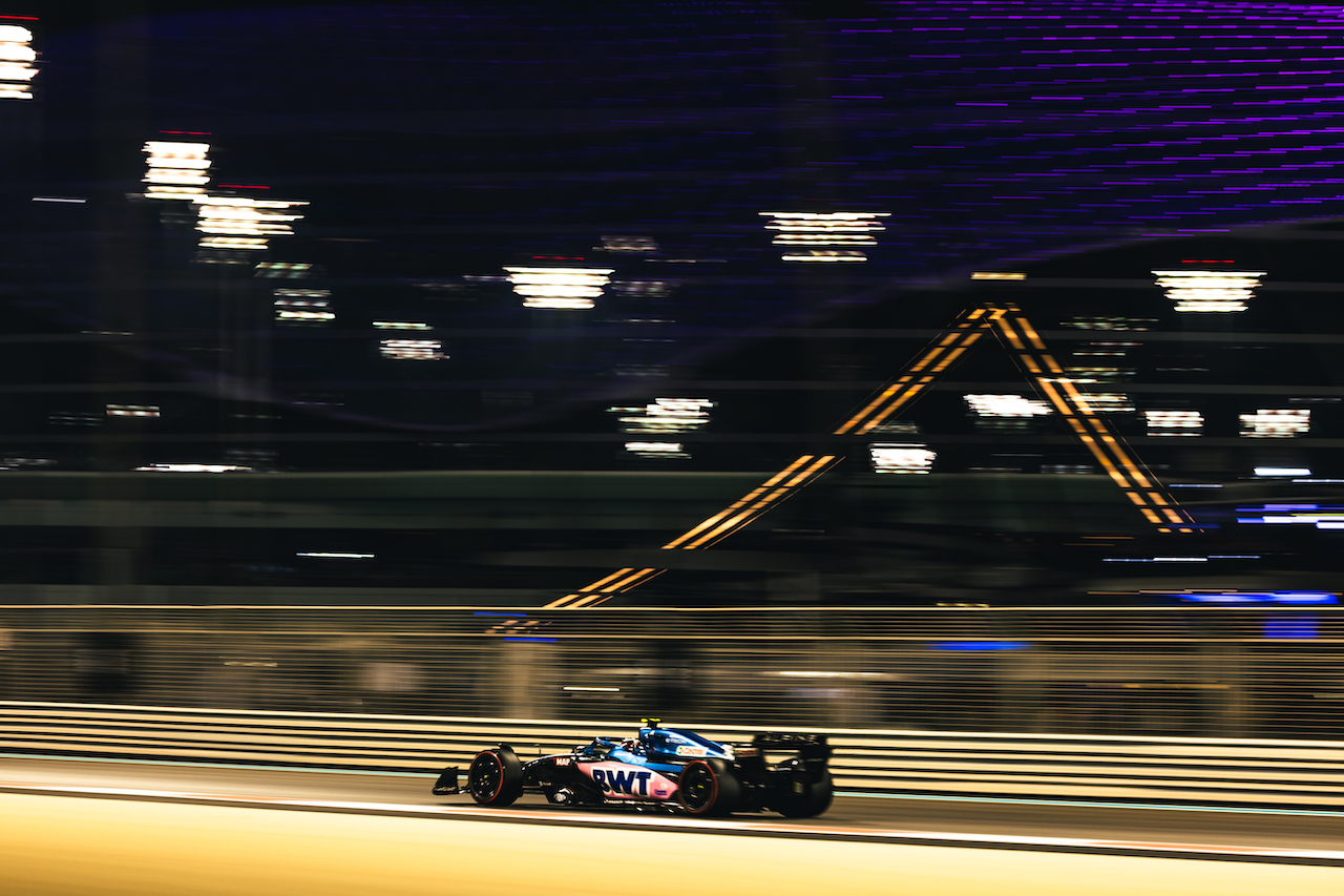 GP ABU DHABI, Esteban Ocon (FRA) Alpine F1 Team A522.
19.11.2022. Formula 1 World Championship, Rd 22, Abu Dhabi Grand Prix, Yas Marina Circuit, Abu Dhabi, Qualifiche Day.
- www.xpbimages.com, EMail: requests@xpbimages.com © Copyright: Bearne / XPB Images