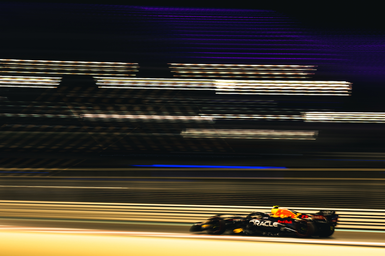 GP ABU DHABI, Sergio Perez (MEX) Red Bull Racing RB18.
19.11.2022. Formula 1 World Championship, Rd 22, Abu Dhabi Grand Prix, Yas Marina Circuit, Abu Dhabi, Qualifiche Day.
- www.xpbimages.com, EMail: requests@xpbimages.com © Copyright: Bearne / XPB Images