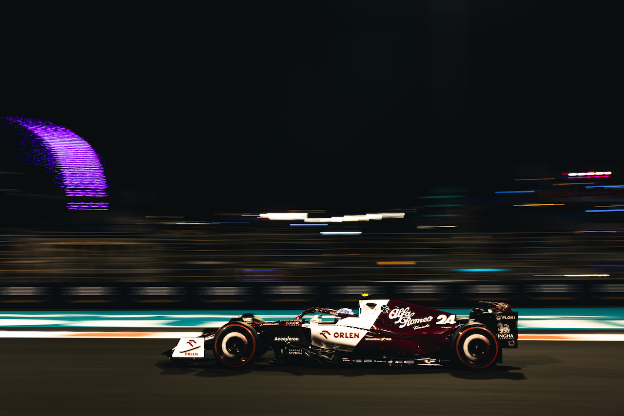 GP ABU DHABI, Guanyu Zhou (CHN) Alfa Romeo F1 Team C42.
19.11.2022. Formula 1 World Championship, Rd 22, Abu Dhabi Grand Prix, Yas Marina Circuit, Abu Dhabi, Qualifiche Day.
- www.xpbimages.com, EMail: requests@xpbimages.com © Copyright: Bearne / XPB Images