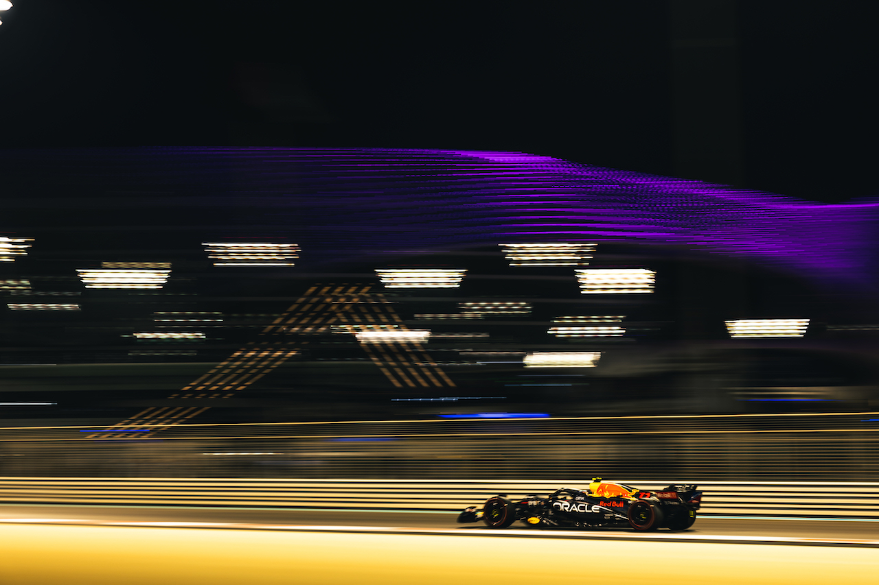 GP ABU DHABI, Sergio Perez (MEX) Red Bull Racing RB18.
19.11.2022. Formula 1 World Championship, Rd 22, Abu Dhabi Grand Prix, Yas Marina Circuit, Abu Dhabi, Qualifiche Day.
- www.xpbimages.com, EMail: requests@xpbimages.com © Copyright: Bearne / XPB Images
