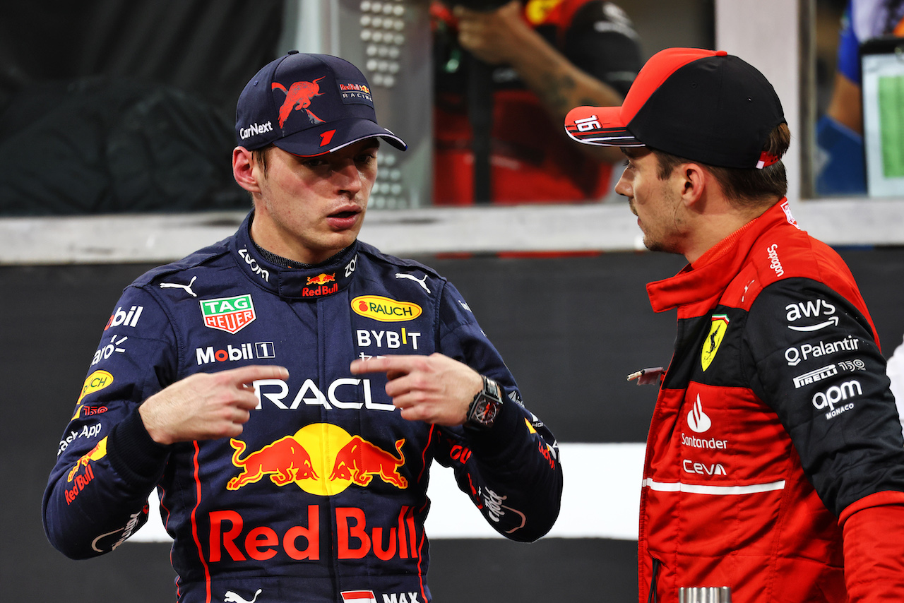 GP ABU DHABI, (L to R): Max Verstappen (NLD) Red Bull Racing in qualifying parc ferme with Charles Leclerc (MON) Ferrari.
19.11.2022. Formula 1 World Championship, Rd 22, Abu Dhabi Grand Prix, Yas Marina Circuit, Abu Dhabi, Qualifiche Day.
 - www.xpbimages.com, EMail: requests@xpbimages.com © Copyright: Coates / XPB Images