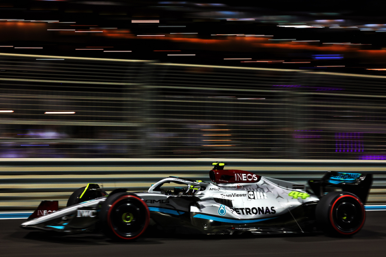 GP ABU DHABI, Lewis Hamilton (GBR) Mercedes AMG F1 W13.
19.11.2022. Formula 1 World Championship, Rd 22, Abu Dhabi Grand Prix, Yas Marina Circuit, Abu Dhabi, Qualifiche Day.
 - www.xpbimages.com, EMail: requests@xpbimages.com © Copyright: Coates / XPB Images