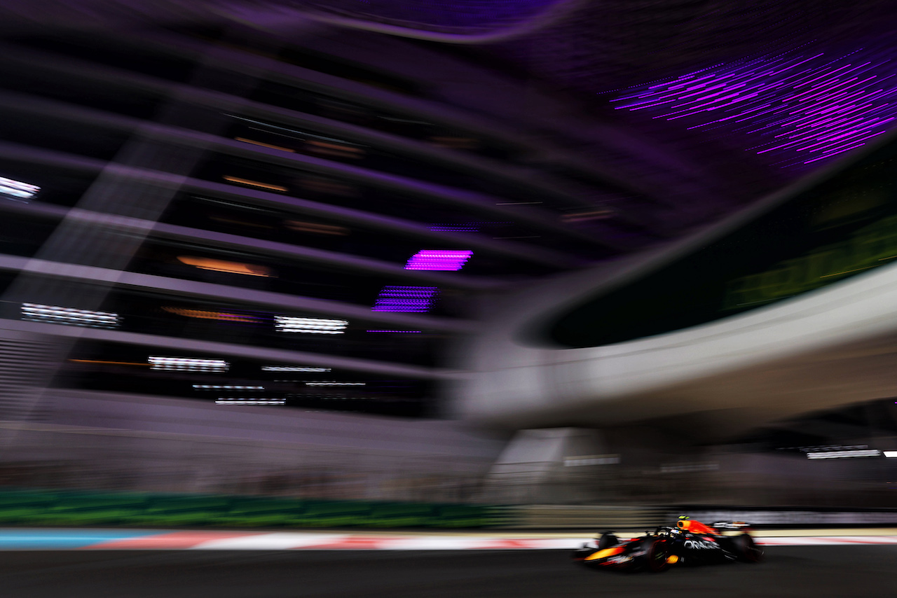 GP ABU DHABI, Sergio Perez (MEX) Red Bull Racing RB18.
19.11.2022. Formula 1 World Championship, Rd 22, Abu Dhabi Grand Prix, Yas Marina Circuit, Abu Dhabi, Qualifiche Day.
 - www.xpbimages.com, EMail: requests@xpbimages.com © Copyright: Coates / XPB Images