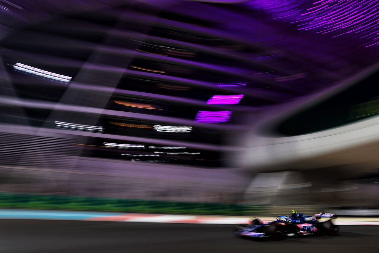 GP ABU DHABI, Esteban Ocon (FRA) Alpine F1 Team A522.
19.11.2022. Formula 1 World Championship, Rd 22, Abu Dhabi Grand Prix, Yas Marina Circuit, Abu Dhabi, Qualifiche Day.
 - www.xpbimages.com, EMail: requests@xpbimages.com © Copyright: Coates / XPB Images
